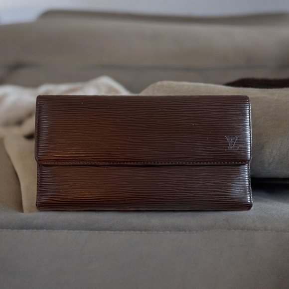 Louis Vuitton Epi International Wallet - Picture 1 of 5